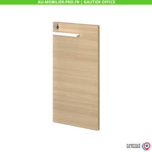 Porte de placard en chêne clair avec poignée métallique.