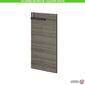 Porte de placard en bois gris avec poignée noire.