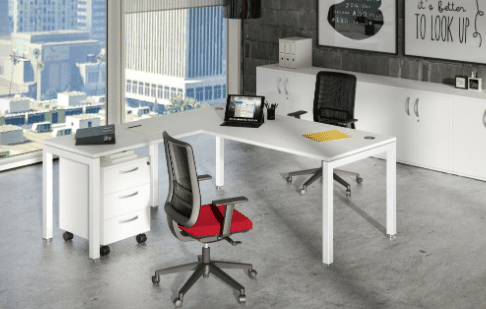 Bureau moderne avec vue sur la ville.