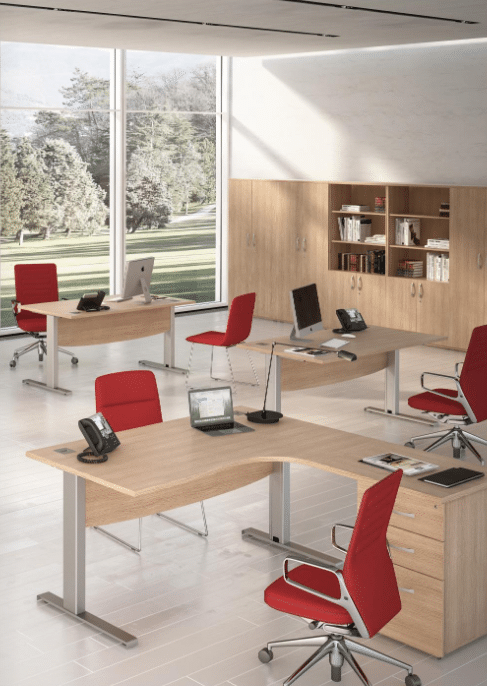 Bureau moderne avec chaises rouges et vue sur le jardin.