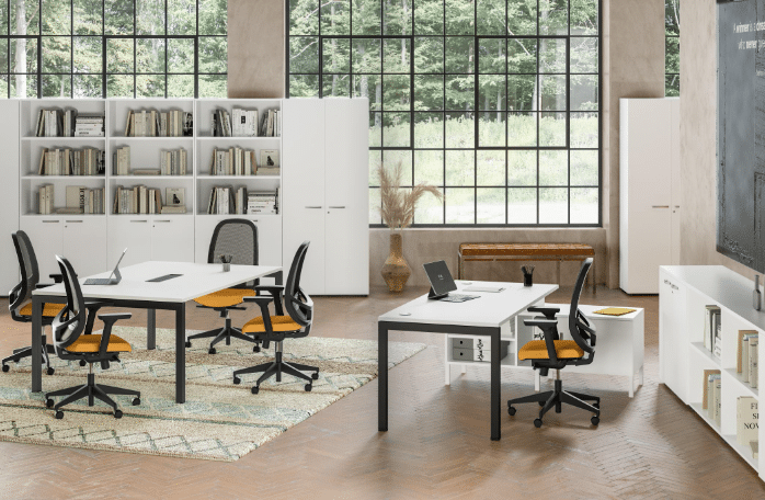 Bureau moderne avec bibliothèques et vue sur jardin.