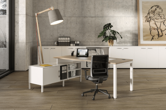 Bureau moderne avec lampe et plante verte.