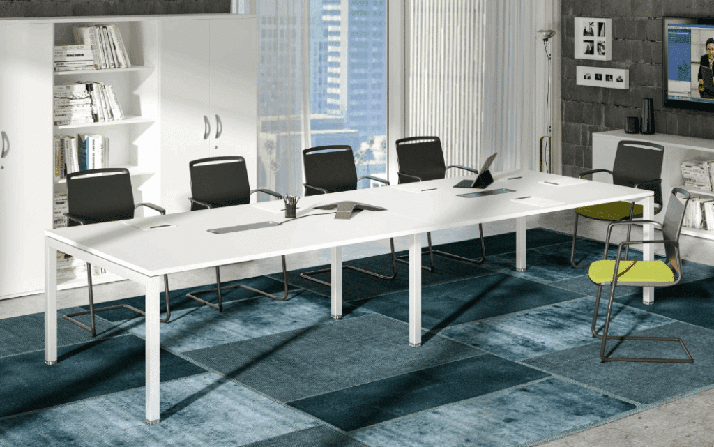 Bureau moderne avec chaises dans salle de réunion lumineuse.