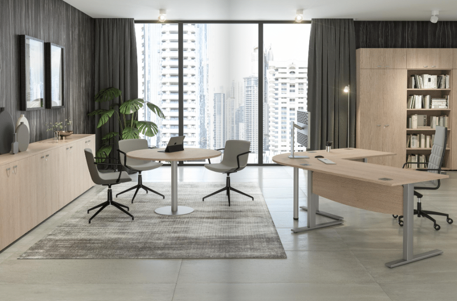 Bureau moderne et lumineux avec vue sur la ville.