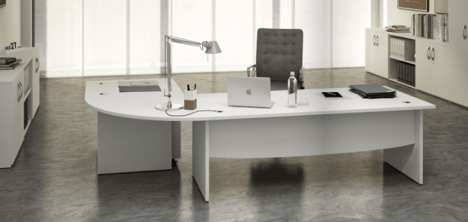 Bureau moderne et spacieux avec ordinateur et lampe.