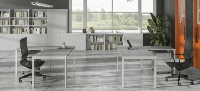 Bureau moderne avec vue sur la forêt.