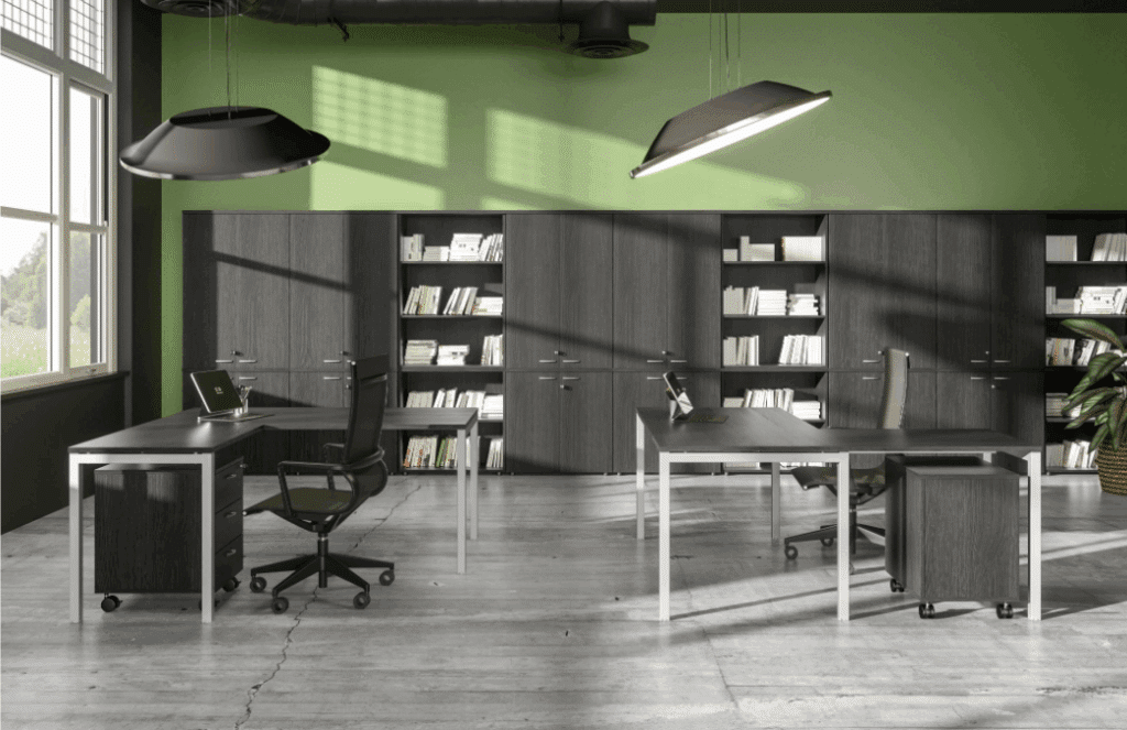 Bureau moderne avec armoires et chaises en bois noir.