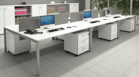 Bureau moderne avec ordinateurs et téléphones, espace de travail.