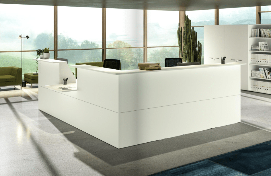 Bureau moderne et épuré avec vue panoramique.