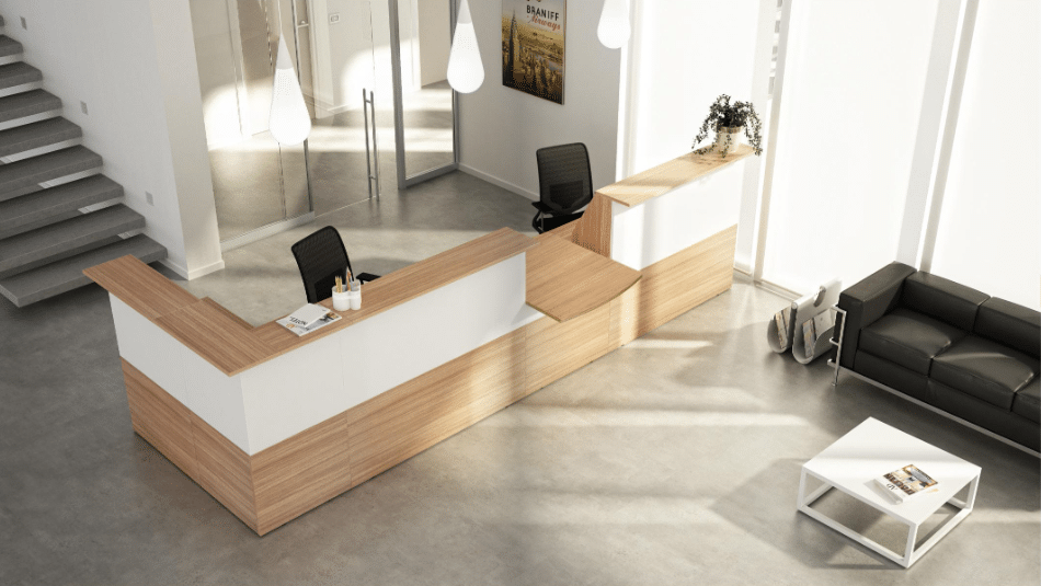 Réception moderne avec mobilier en bois et canapé noir.