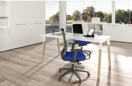 Bureau moderne avec chaise bleue et ordinateur portable.