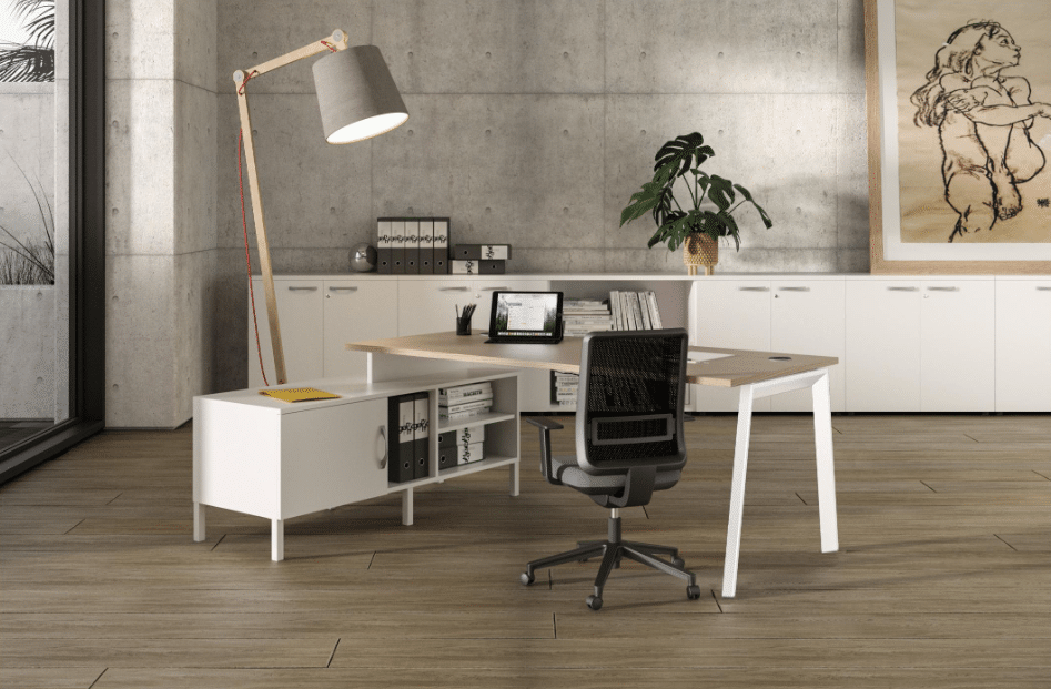 Bureau moderne avec éclairage et décoration minimaliste.