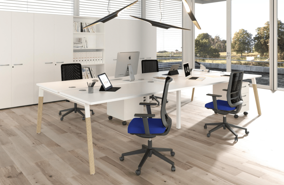 Bureau moderne avec vue panoramique et ordinateurs Apple.