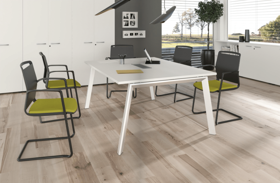 Bureau moderne avec chaises vertes et vue extérieure.