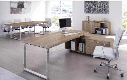 Bureau moderne dans un espace de travail éclairé