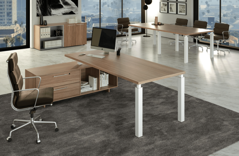 Bureau moderne dans un bureau lumineux avec vue urbaine.