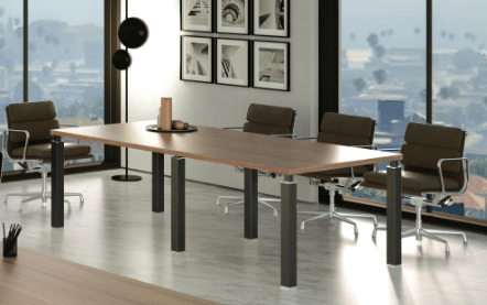 Salle de réunion moderne avec vue sur la ville.