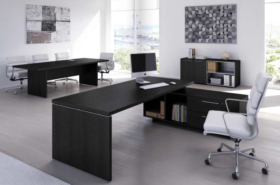 Bureau moderne spacieux avec mobilier noir et vue extérieure.