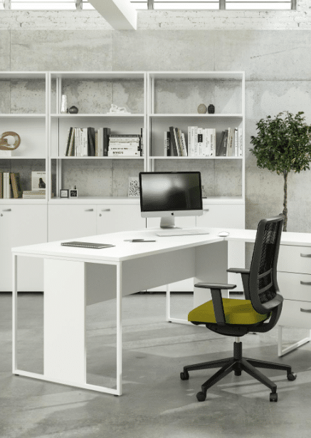 Bureau moderne avec étagères, ordinateur et chaise ergonomique.