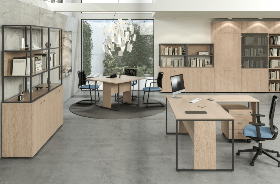 Bureau moderne et lumineux avec mobilier en bois.