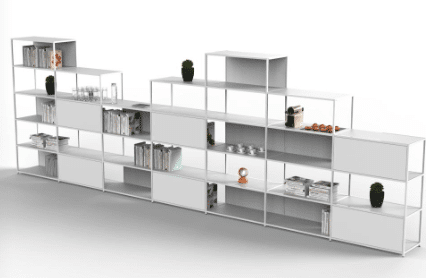 Étagère modulaire blanche avec objets décoratifs.