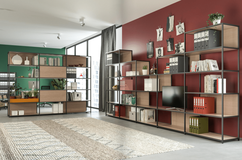 Salon moderne avec étagères et décoration murale colorée.