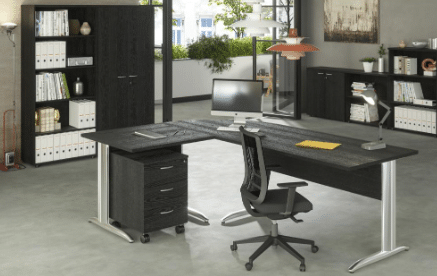 Bureau moderne en L avec chaise et étagères, style industriel.