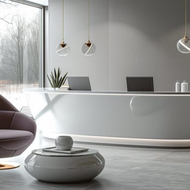 Bureau moderne avec fauteuil pourpre et vue sur forêt hivernale.